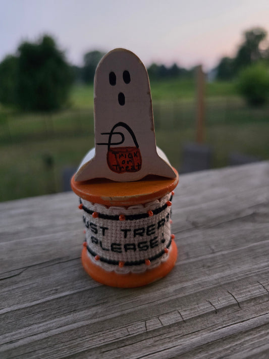 Faithwurks - Just Treats Please - Seasonal Spool Decoration