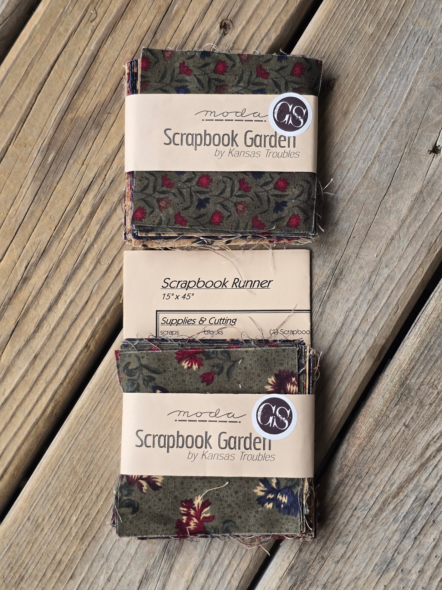 Moda - Scrapbook Garden - Quilting Fabric - Charm Pack