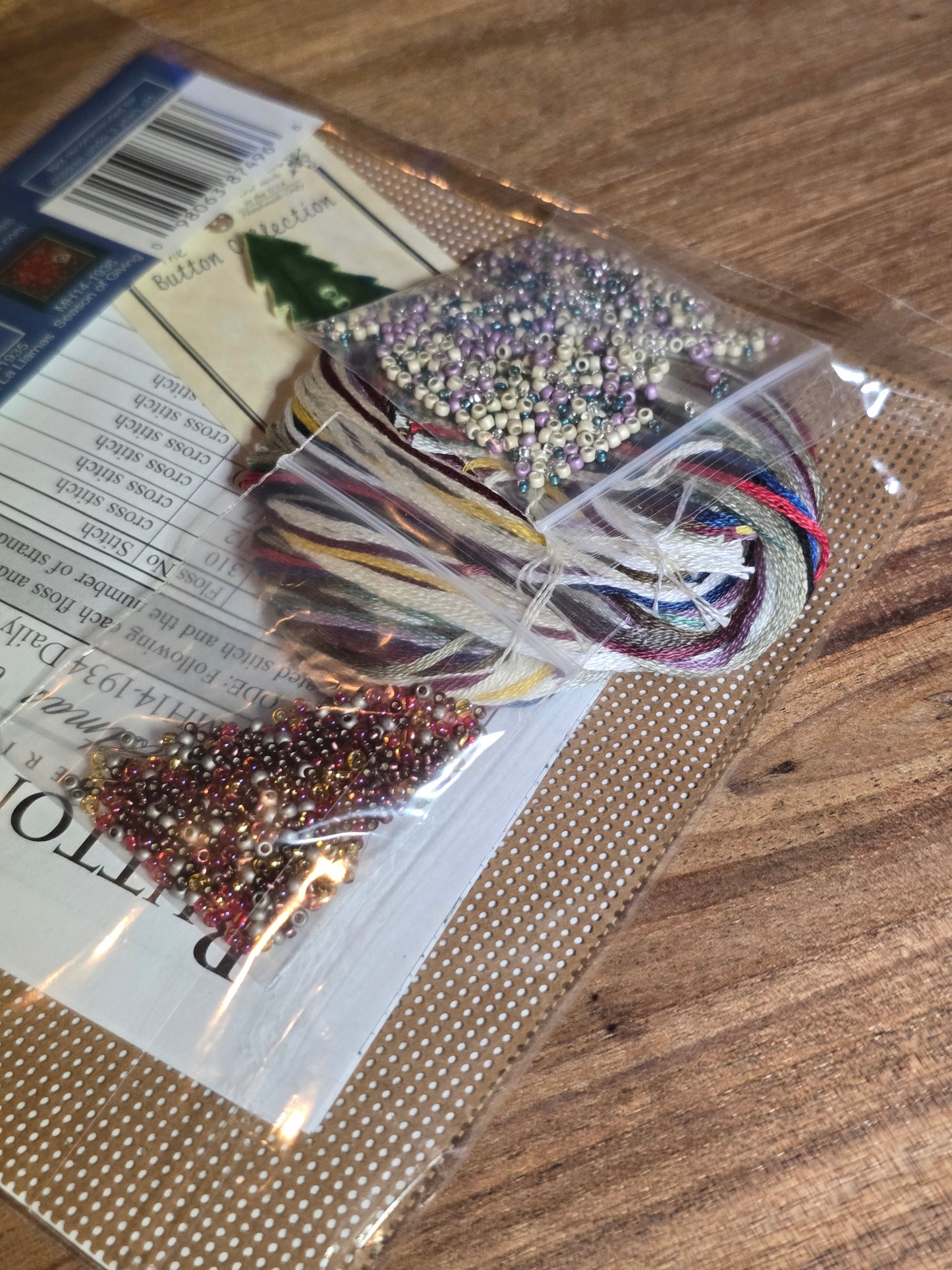 Mill Hill - Button & Beads - Winter Series - Christmas Village - Daily News - MH14-1934 - Cross Stitch Kit