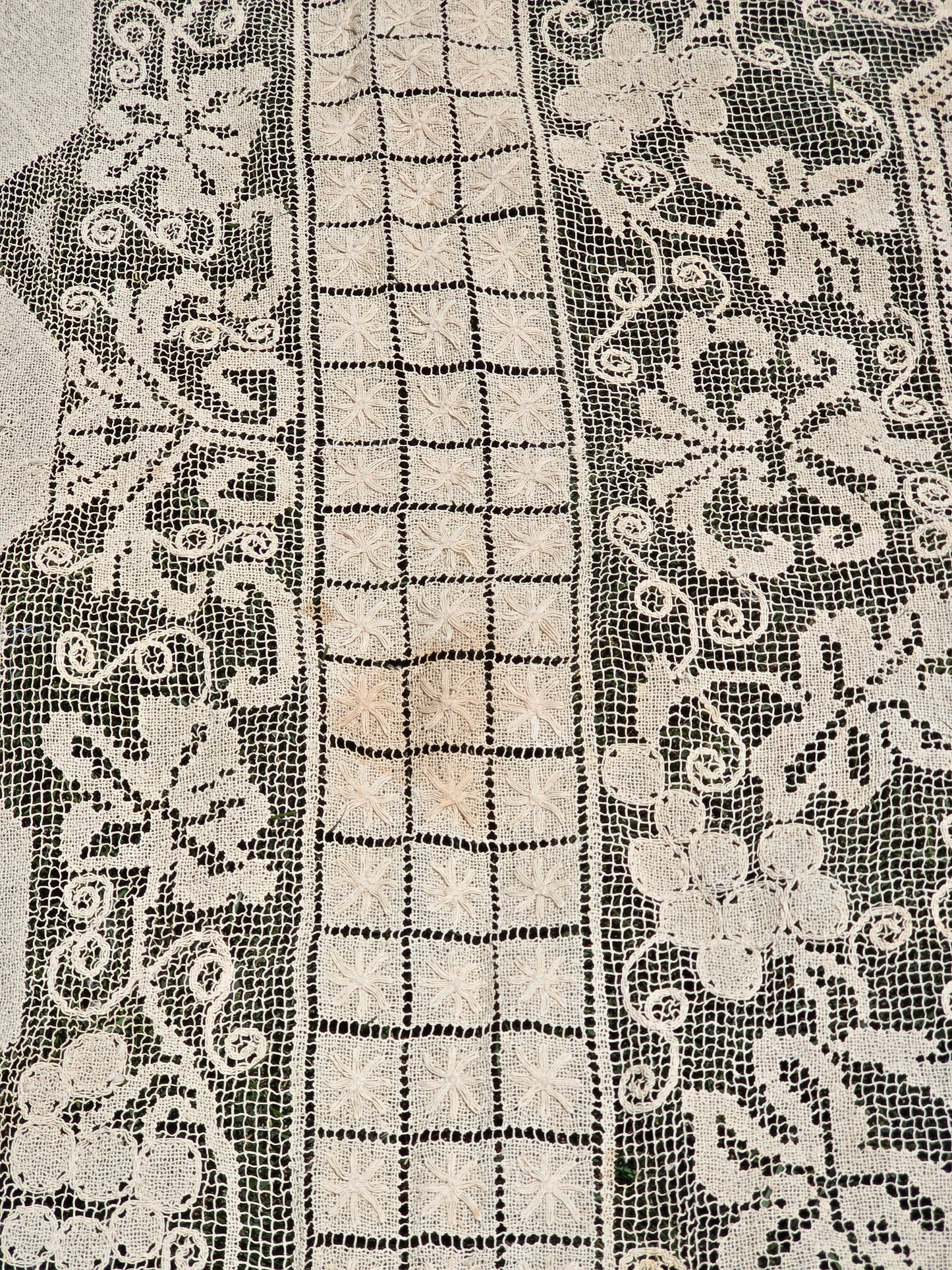 Vintage - Quaker Lace Tablecloth - 54" x 74" - Home Decor