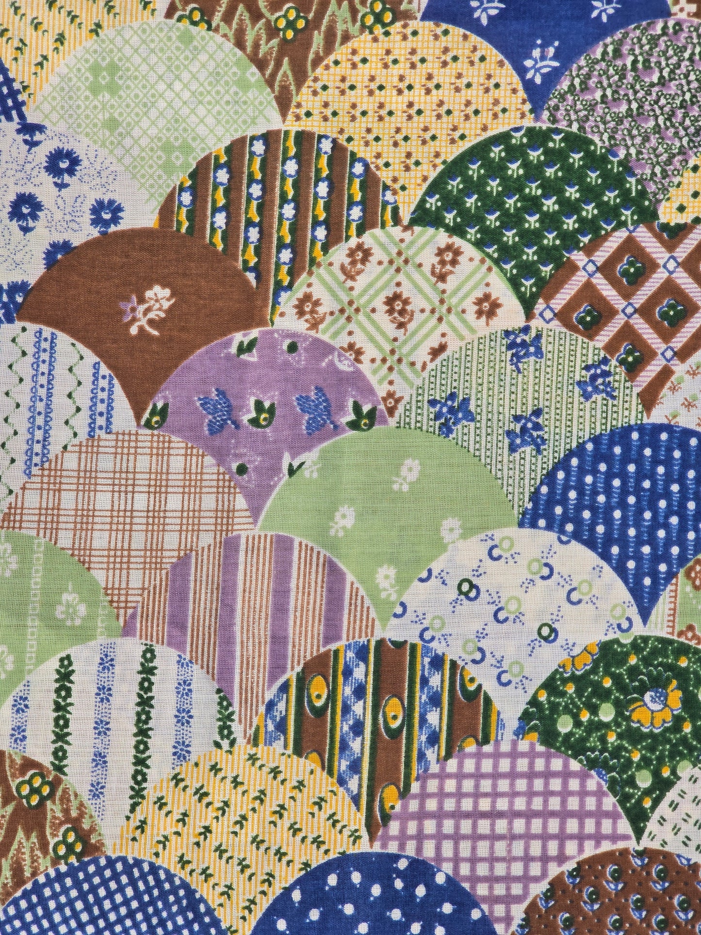 Vintage Clamshell Cheater  - Quilting Fabric - 3 Yards