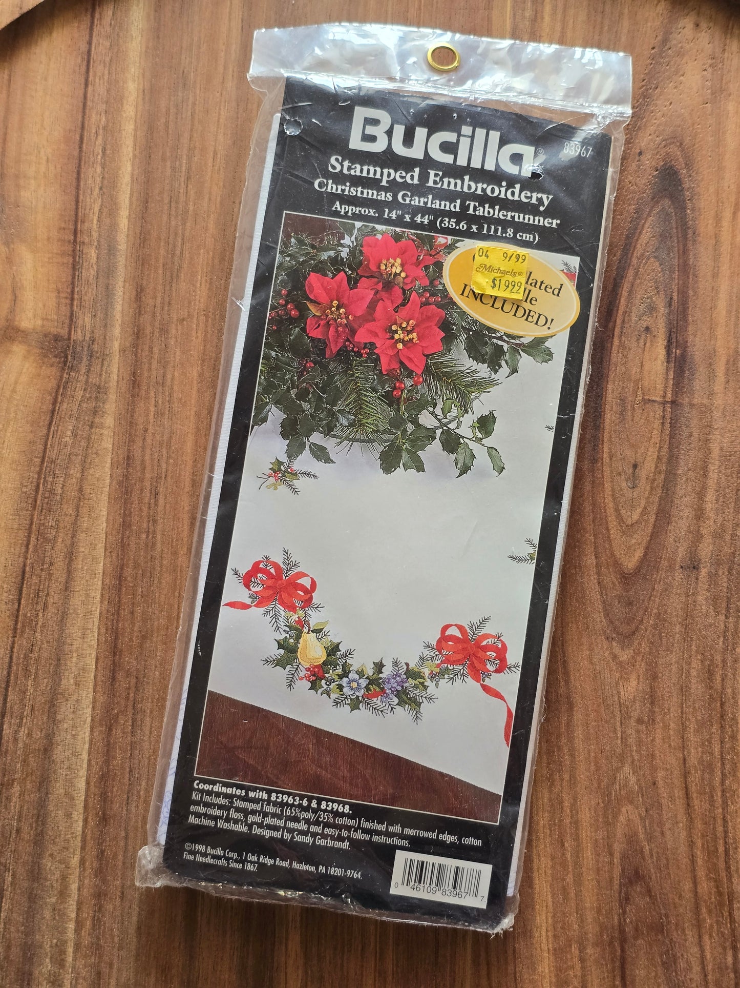 Bucilla - Christmas Garland Tablerunner - Embroidery Kit