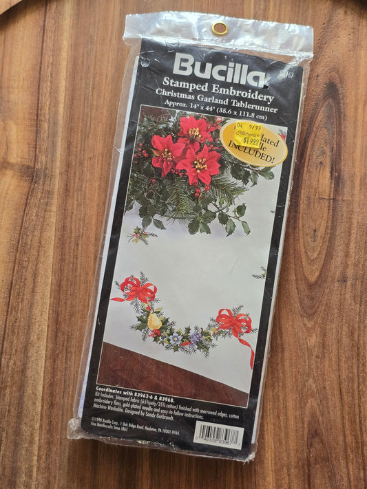 Bucilla - Christmas Garland Tablerunner - Embroidery Kit