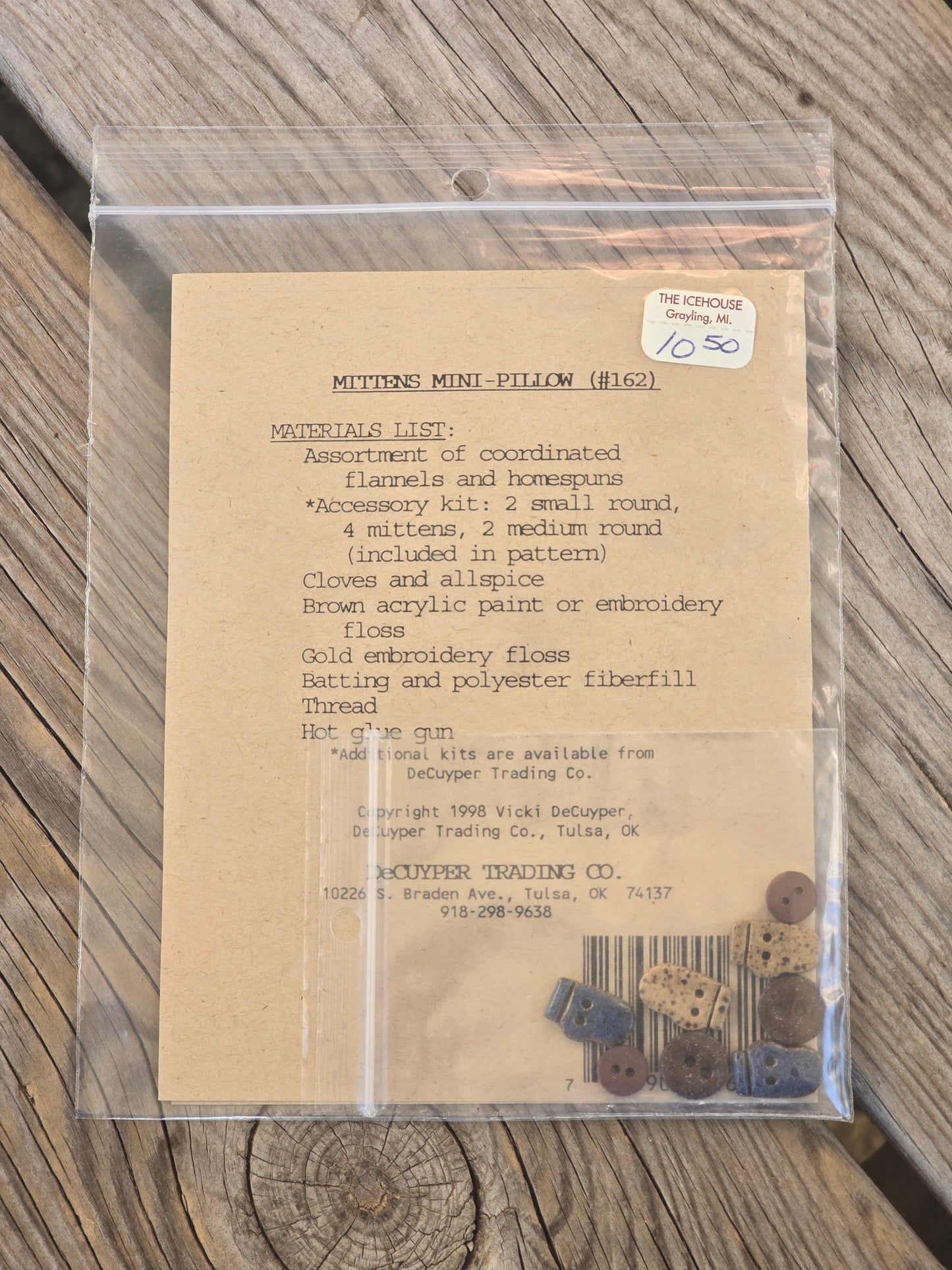 DeCuyper Trading Co. - Mittens - Buttons