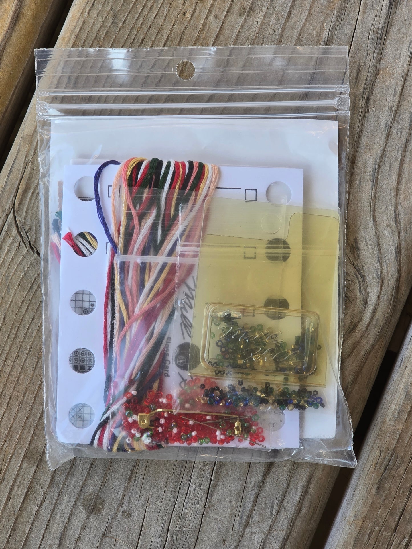 Mill Hill - H96 Wonderland Santa - Holiday Pins X - Cross Stitch Kit