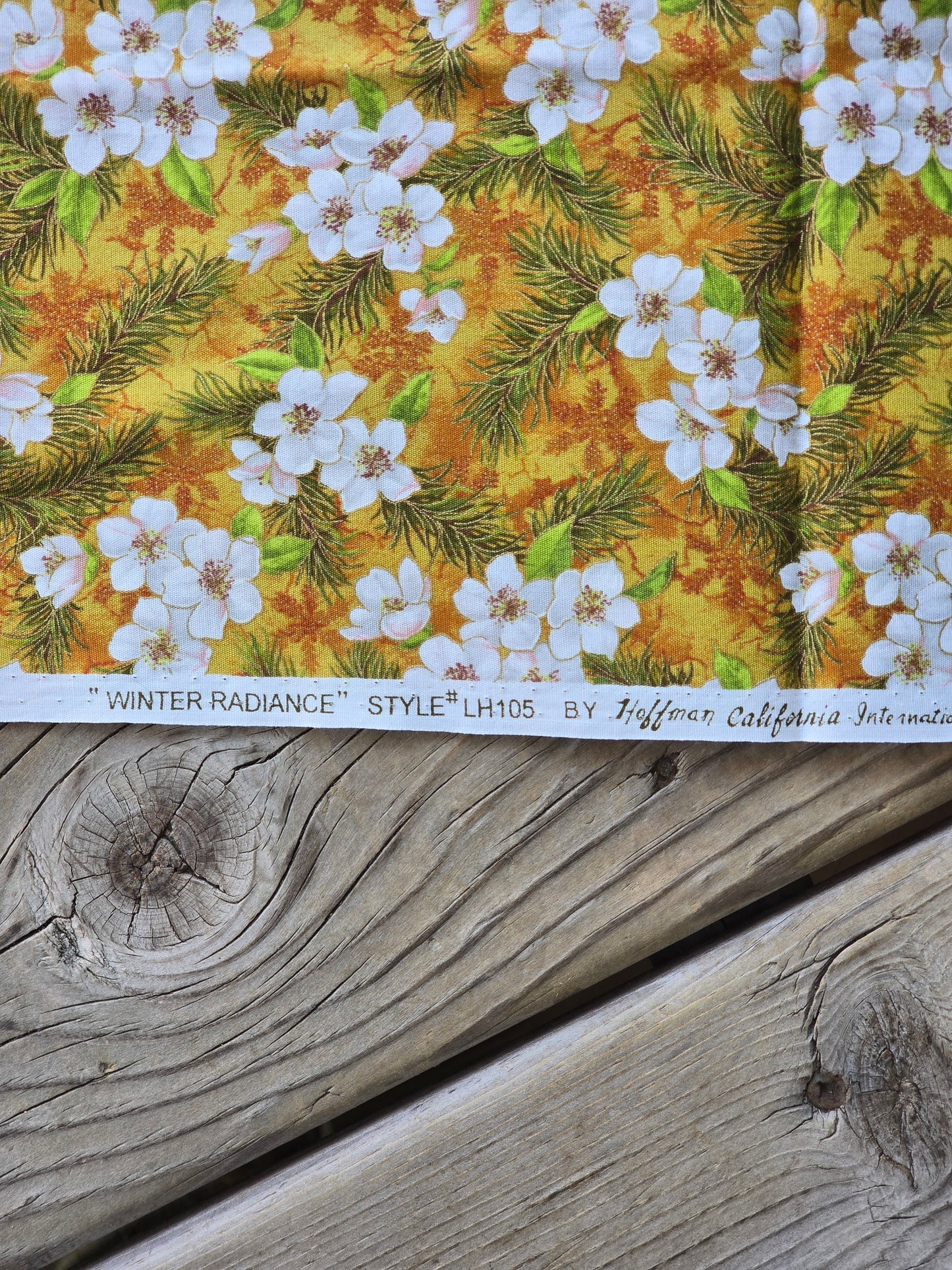 Hoffman California International Fabrics - Winter Radiance - Quilting Fabric - 1 Yard Cut